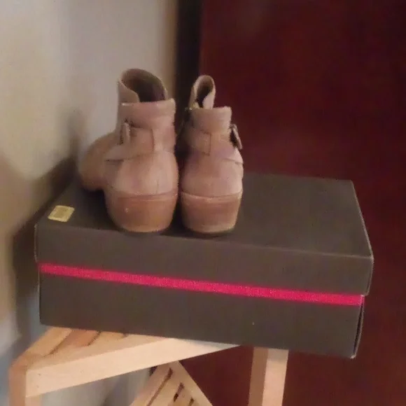 Women's Vince Camuto Pamma Foxy Suede Block Heel Booties. Size 8M. Color Tan. - Picture 4 of 7